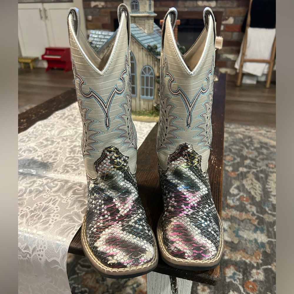 Unisex youth size 13.5 Snake Print Old West Cowboy boots.